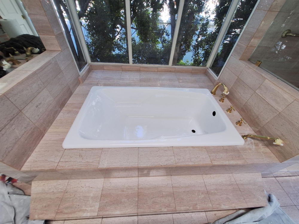 Bathtub Reglazing img 3 reglazed-bathtub-beverly-hills